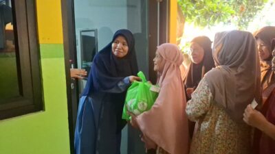 Momentum Ramadan Siswa SD Mugaci Bagikan 60 Paket Santunan Dhuafa dan Yatim
