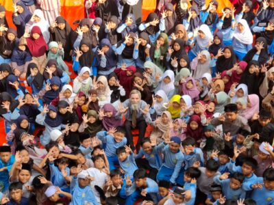 Gembira Belajar Bahasa Inggris Bersama Mr. Robert J. Rose di Sekolah