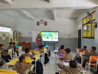 SD Muhammadiyah 3 Cileungsi Gunakan Smart TV  untuk Pembelajaran Menarik  dan Interaktif